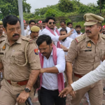 सपा के प्रदर्शन में पिस्टल निकालकर कॉक करने लगा यह दरोगा, धक्का-मुक्की से लेकर गाली-गलौज सब हुआ